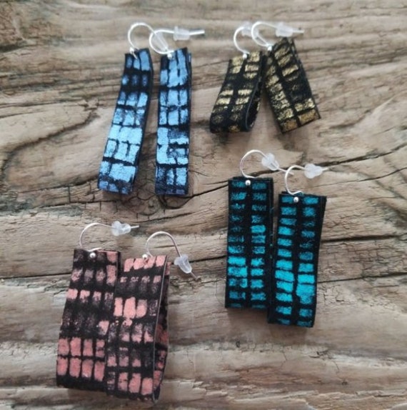 Painted Lederohrringe, Ohrringe Türkis Upcycled Schmuck Leder Schleife Einzigartige Geschenke von DesignsEntwined