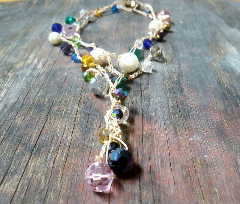 Perlen Lasso, Langen Wrap Halskette, Gehäkelte Perlenkette, Bunte Y-Halskette, Boho Wickelarmband von DesignsEntwined