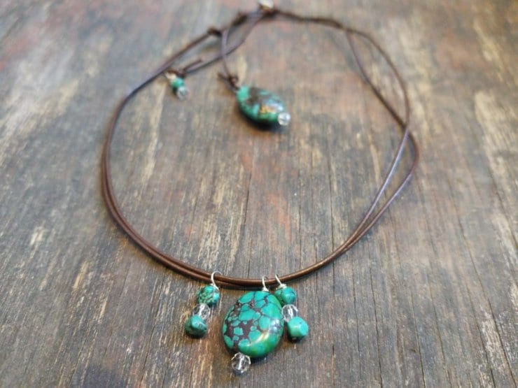 Türkis Und Leder Halsband Halskette, Verstellbare Lariathalskette, Rustikale Lederhalskette, 2 in 1 Unikat Schmuck von DesignsEntwined