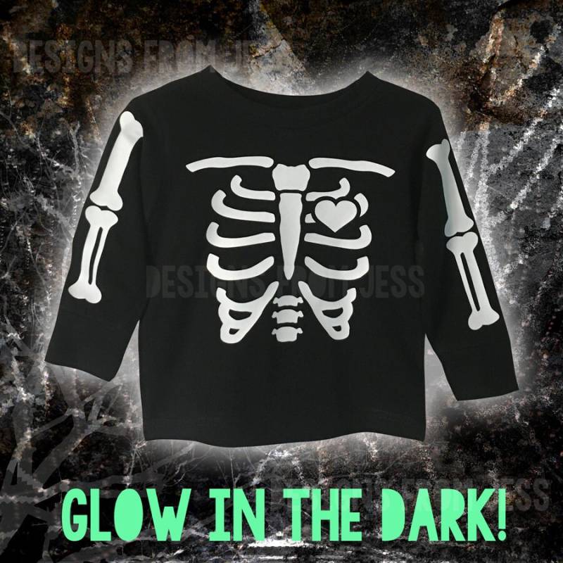 Glühen Im Dunklen Skelett Kleinkind T-Shirt Oder Sweatshirt von DesignsFromJess