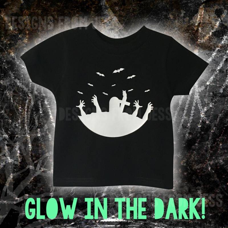 Leuchtfeuer Im Dunkeln Friedhof Shirt Gruseliges Halloween T-Shirt, Säugling & Kleinkind von DesignsFromJess