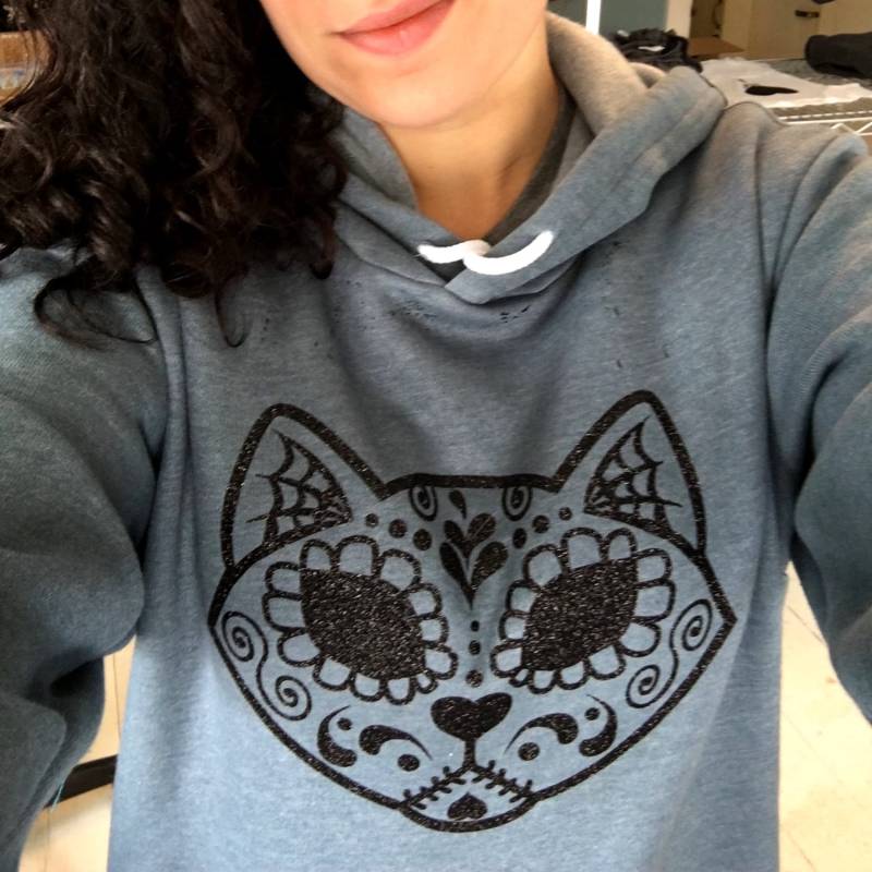 Schwarz Glitzer Sugar Skull Katze Hoodie - Unisex von DesignsFromJess