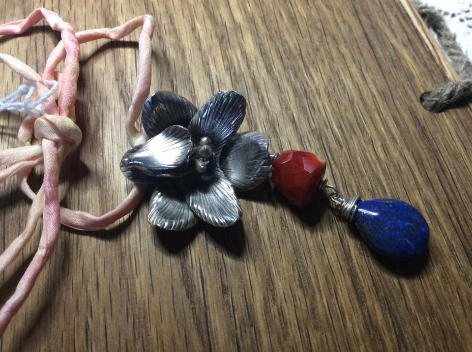 Silber Orchidee Blüten Kette. Feueropal Und Lapislazuli Halskette Silber Orchidee Blüten Kette. Feueropal Und Lapislazuli Halskette von DesignsOnBenbecula2