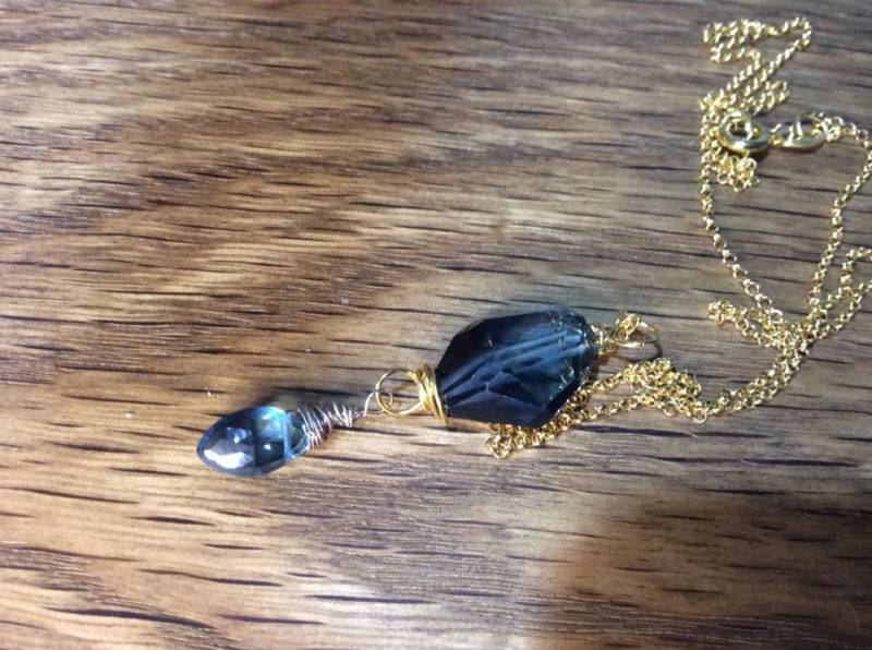 Wild Cut London Blautopas Gold Halskette Wild Cut London Blautopas Gold Halskette von DesignsOnBenbecula2