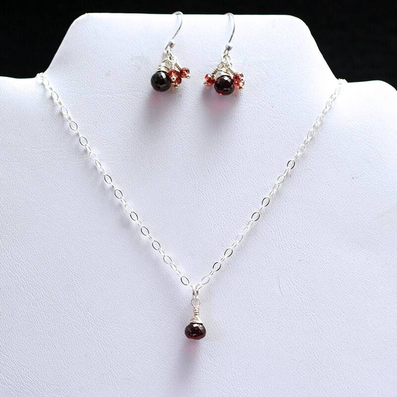 Granat Halskette Und Ohrring Set, Januar Birthstone, Draht Gewickelt in Sterling Silber Birthstone Set Granat Halskette Und Ohrring Set, Januar Birthstone, Draht Gewickelt in Sterling Silber Birthstone Set von DesignsbyAngelaRose