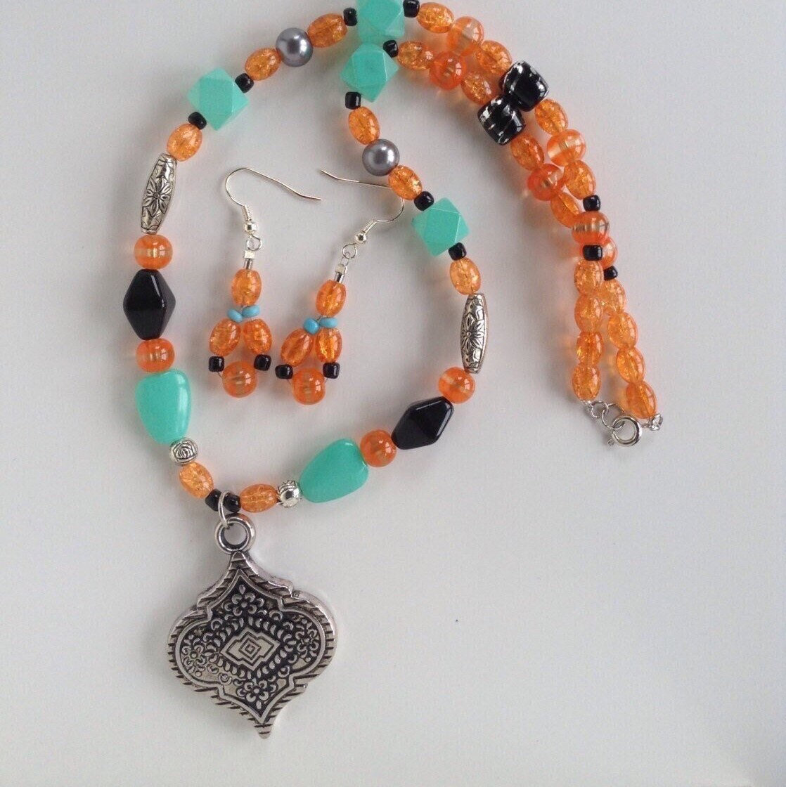 Sunset On The Beach | Filigraner Anhänger Mit Orangen Und Türkisfarbenen Perlen von DesignsbyDownhour