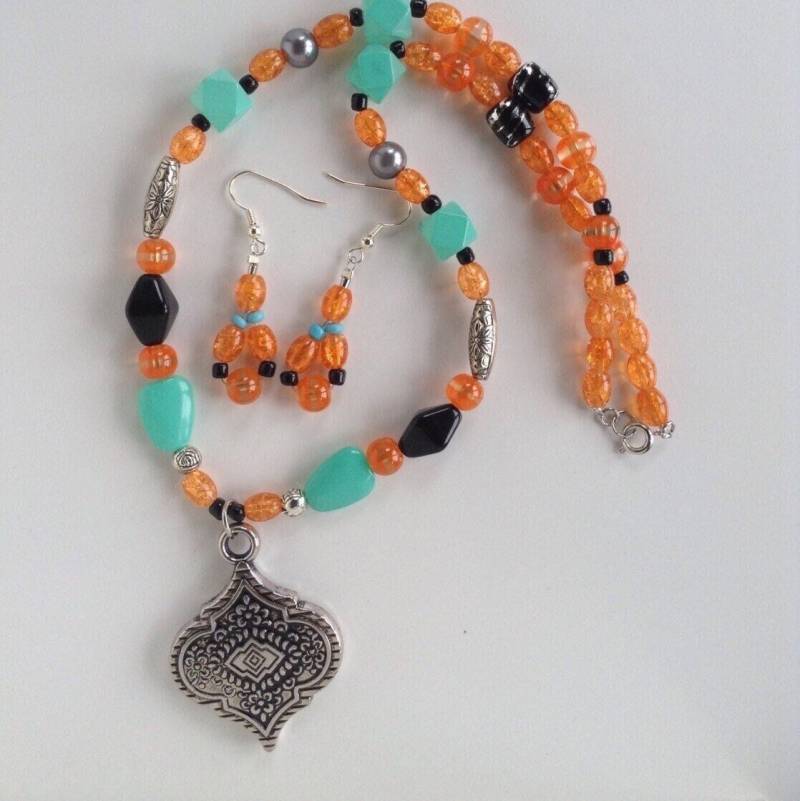 Sunset On The Beach | Filigraner Anhänger Mit Orangen Und Türkisfarbenen Perlen von DesignsbyDownhour