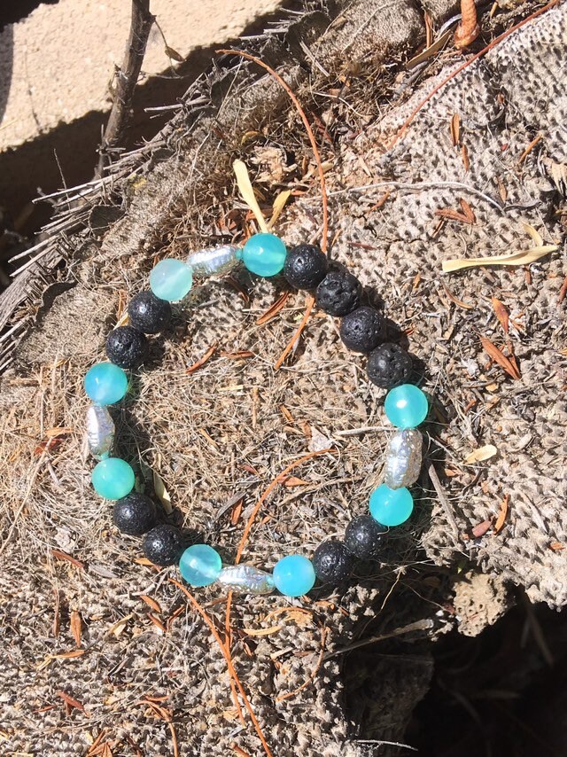 Perlenarmband Aus Schwarzer Lava Und Blauem Achat von DesignsbyEanne