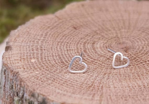 Kleine Herz Ohrstecker von DesignsbyJanette