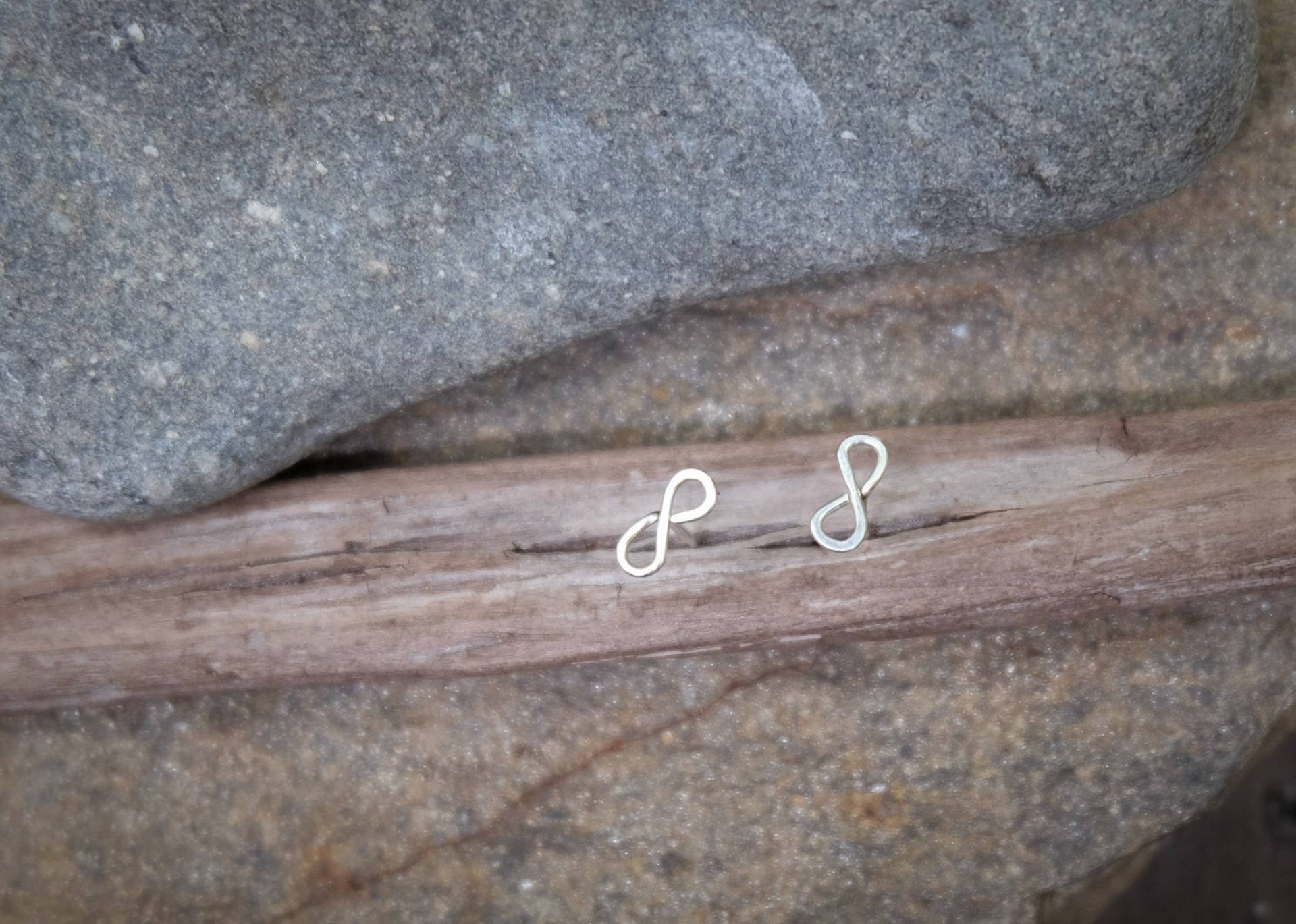 Kleine Unendlichkeits-Ohrstecker Kleine Unendlichkeits-Ohrstecker von DesignsbyJanette