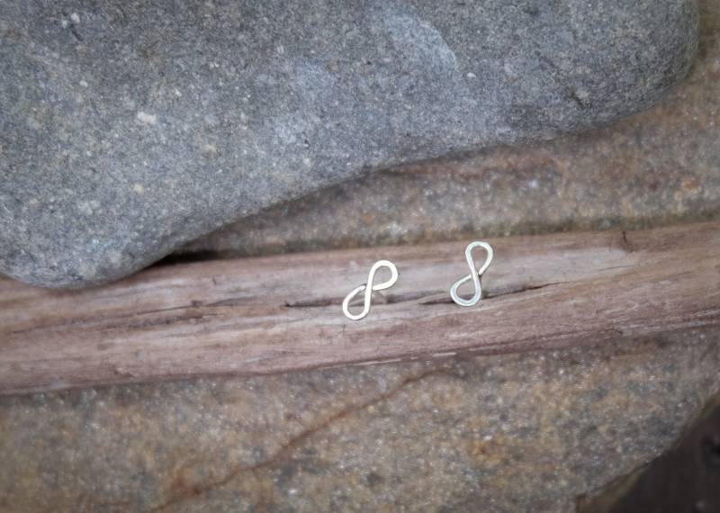 Kleine Unendlichkeits-Ohrstecker Kleine Unendlichkeits-Ohrstecker von DesignsbyJanette