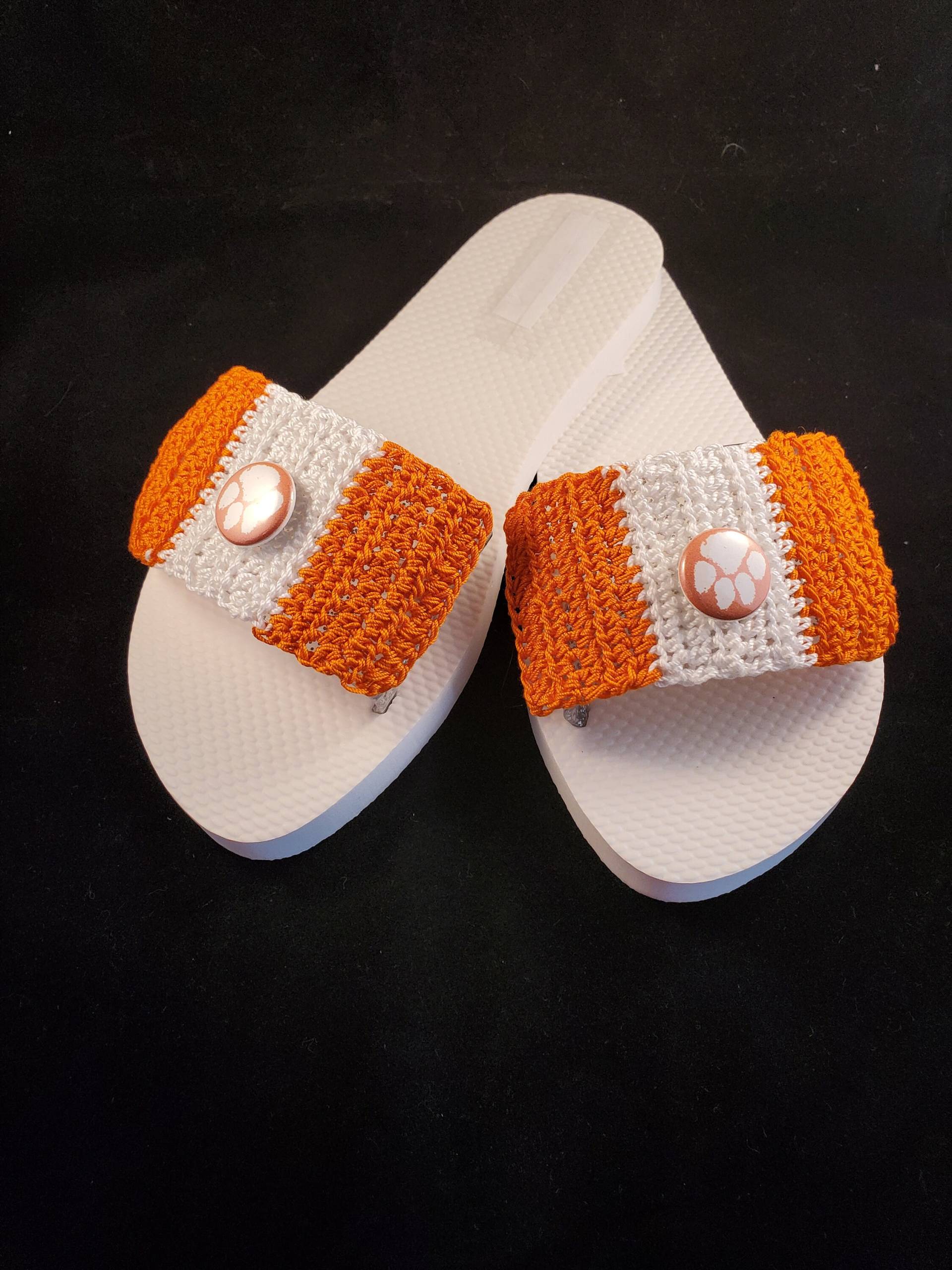Go Clemson Tigers Damen Handgehäkelte Sandalen in Orange Und Weiß Go Clemson Tigers Damen Handgehäkelte Sandalen in Orange Und Weiß von DesignsbyLadyBee