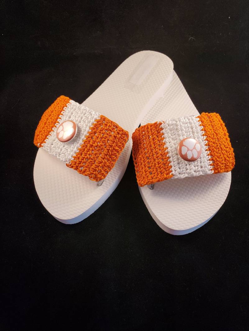Go Clemson Tigers Damen Handgehäkelte Sandalen in Orange Und Weiß von DesignsbyLadyBee