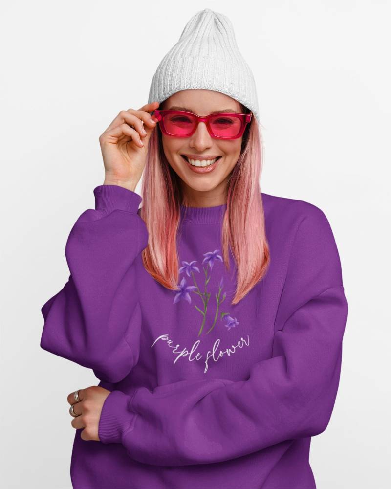 Purple Flower | Sweater Sweatshirt Pulli Floral Damen Minimalist Trendy Crewneck Sweater Minimalistic Woman Feminine Shirt von DesignsbyNordstern
