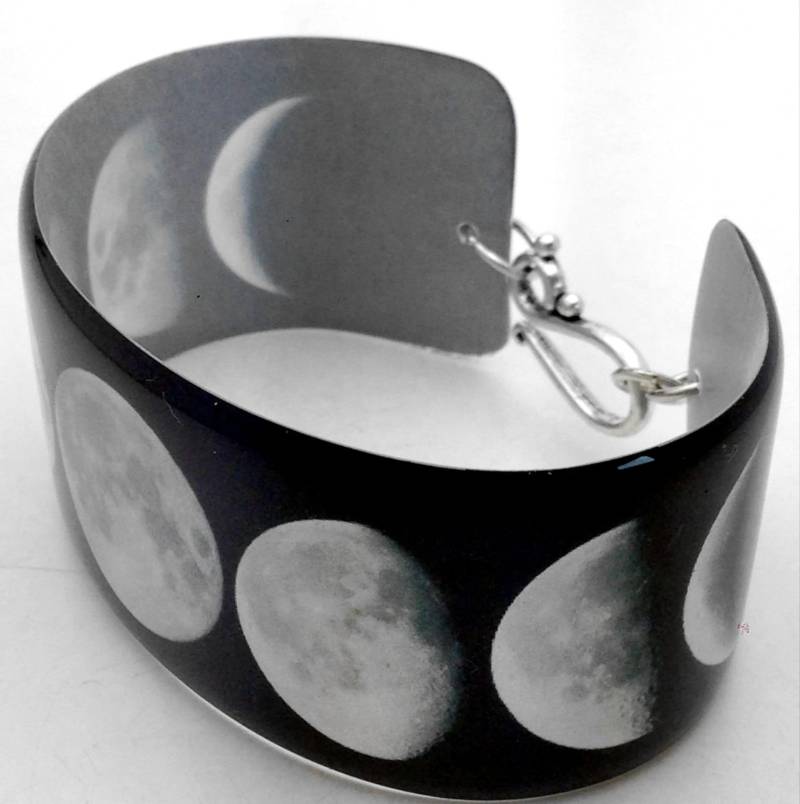 Armreif Von Harz Kunst Manschette - Volle Phasen Des Mondes Mondzyklus Lune Sichelförmige Celestial Schwarz Weiß Foto Man in Das Leichtgewicht Armreif Von Harz Kunst Manschette - Volle Phasen Des Mondes Mondzyklus Lune Sichelförmige Celestial Schwarz Weiß Foto Man in Das Leichtgewicht von DesignsbyTami