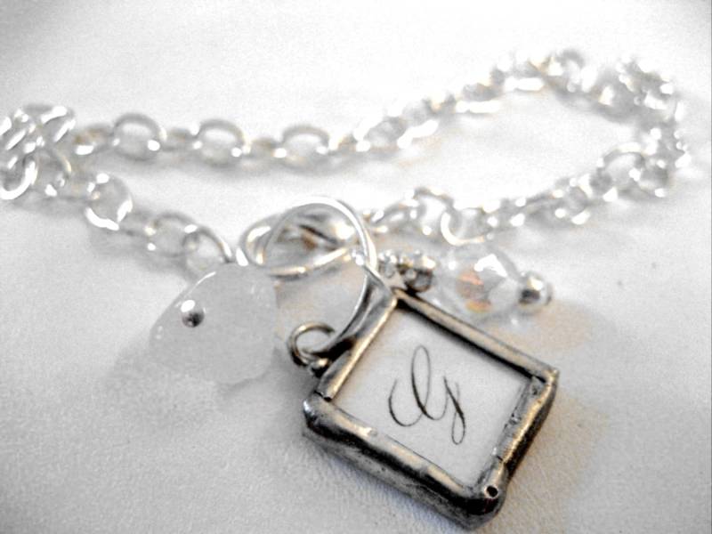 Benutzerdefinierte Ersten Gelöteten Mini Charm Armband Mit Kristall Akzente Auf Silber Kette Ihrem Foto Oder Text Personalisiert Benutzerdefinierte Ersten Gelöteten Mini Charm Armband Mit Kristall Akzente Auf Silber Kette Ihrem Foto Oder Text Personalisiert von DesignsbyTami