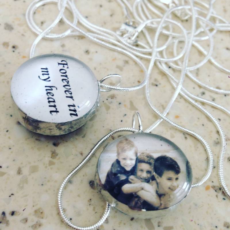 Doppelseitiger Schneekugel Charm Aus Glas Unter An Einer 30 Inch Schlangenkette Sterling Silber Doppelseitiger Schneekugel Charm Aus Glas Unter An Einer 30 Inch Schlangenkette Sterling Silber von DesignsbyTami