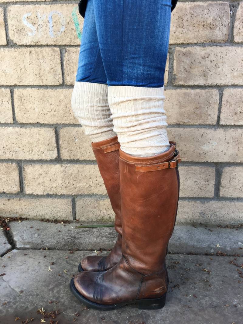 Off White Cable Tan Rib Strickstiefelocken Beinsocken Upcycled Stiefelsocken Pullover Armsocken Armstiefel Hoch Über Knie Off White Cable Tan Rib Strickstiefelocken Beinsocken Upcycled Stiefelsocken Pullover Armsocken Armstiefel Hoch Über Knie von DesignsbyTami