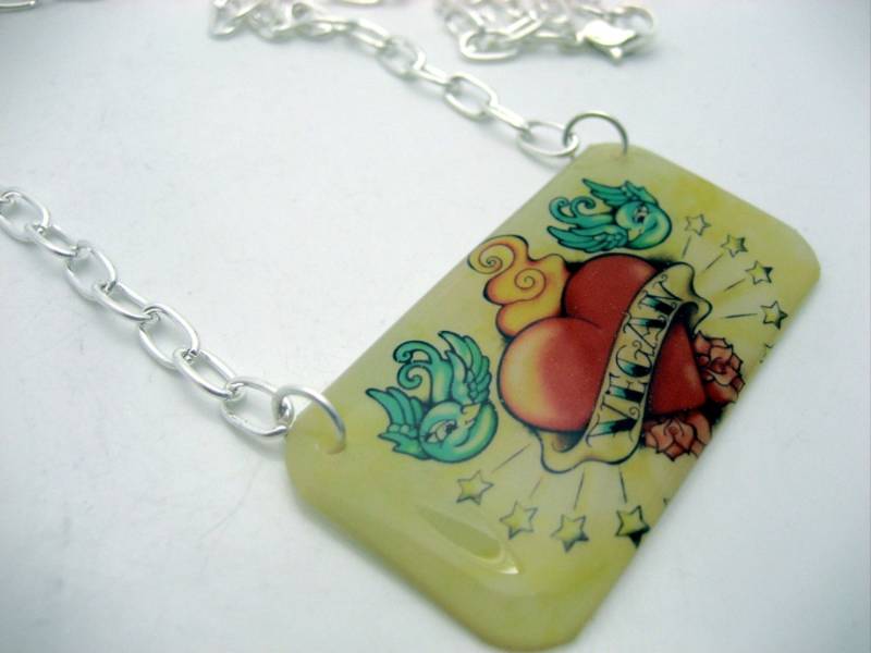 Vegane Tätowierung Herz Mit Spatzen Harz-Kunst-Anhänger Auf Silberne Verbindung Kette Halskette Kann Text Alles, Was Sie Wünschen Anpassen Vegane Tätowierung Herz Mit Spatzen Harz-Kunst-Anhänger Auf Silberne Verbindung Kette Halskette Kann Text Alles, Was Sie Wünschen Anpassen von DesignsbyTami