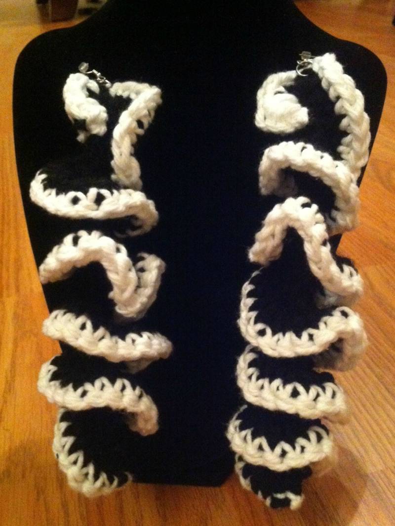 Große Einzigartige Gehäkelte Ohrringe Black & White Curly Q Geschenk Unter 20 von DesignsbyTiffanyJ