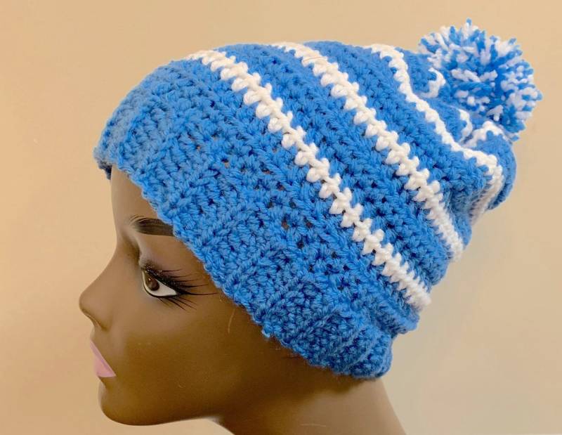 Häkeln North Carolina Blau Und Weiß Gestreifter Hut Versandkostenfrei | Geschenk Unter 35 von DesignsbyTiffanyJ