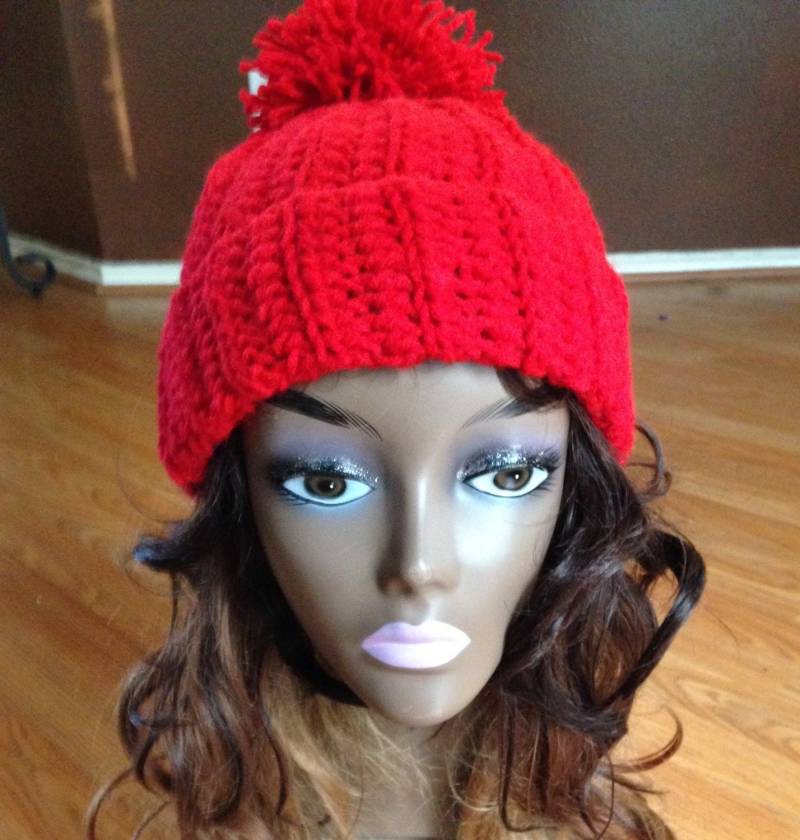 Handgefertigte Rote Rippenstich-Häkelmütze Auf Bestellung Weihnachtsgeschenk Schneller Versand Kostenloser Winter-Accessoires von DesignsbyTiffanyJ