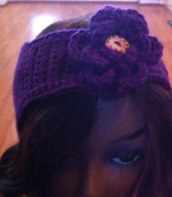 Handgemachte Gehäkelte Ohrwärmer Mit Blume Kostenloser Versand Winter Accessoire Geschenk Unter 30 von DesignsbyTiffanyJ