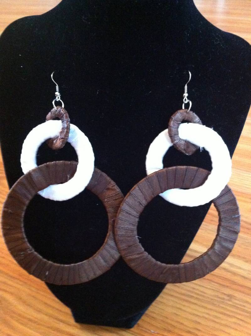 Handgemachte Unikat Braun Und Weiß Band Ohrringe Kostenloser Versand Geschenk Unter 25 von DesignsbyTiffanyJ