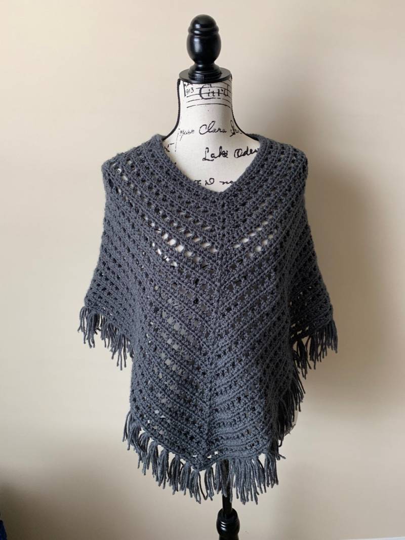 Handmade Häkeln Anthrazit Grau Poncho Versandkostenfrei Versandkostenfrei| Weiches Garn | Geschenk Unter 50 von DesignsbyTiffanyJ