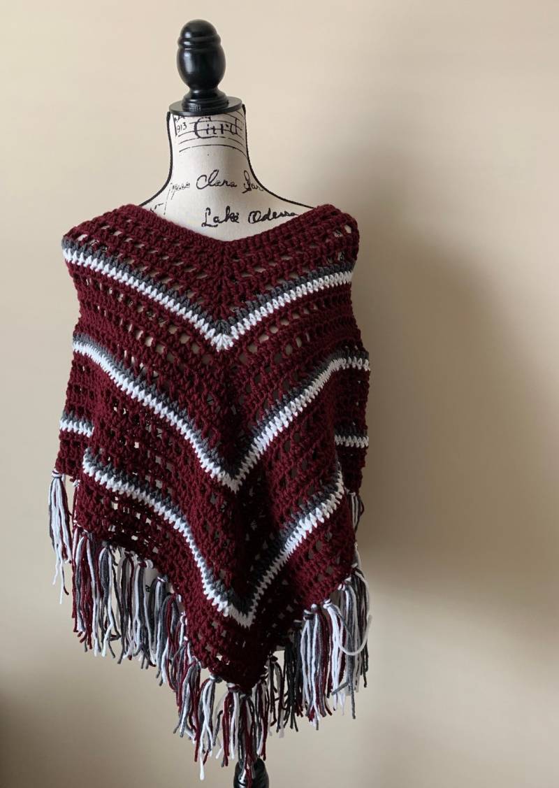 Roll Tide Handmade Crochet Crimson Weiß Und Grau Poncho Versandkostenfrei Versandkostenfrei von DesignsbyTiffanyJ
