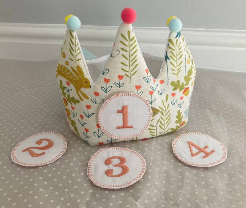 Geburtstagskrone Mit Austauschbaren Altersabzeichen | Personalisierte Stoff Krone von Designsbyittybitty