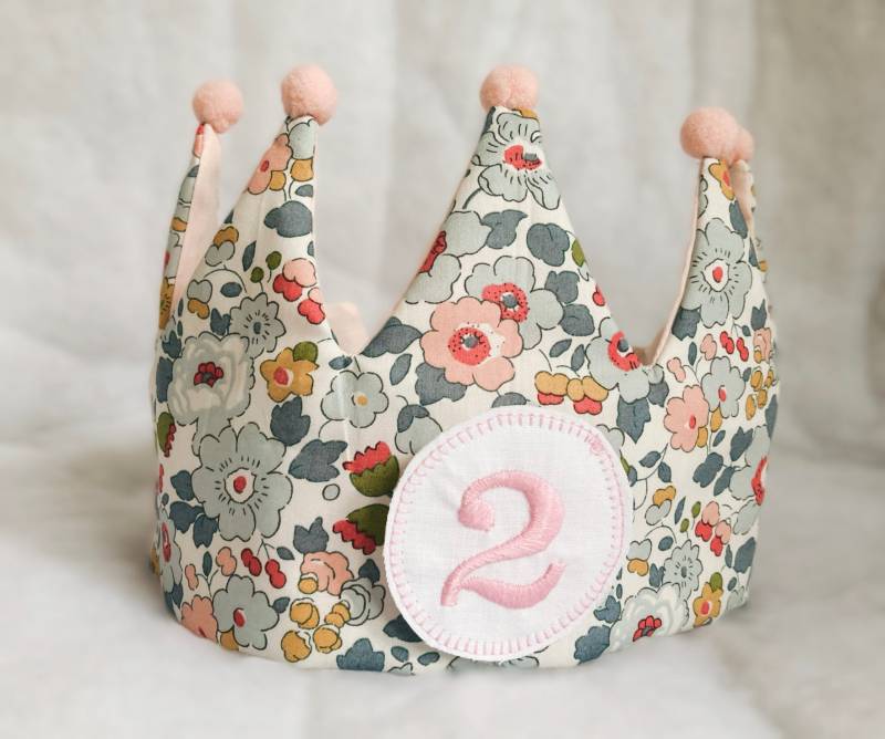 Liberty Print Geburtstagskrone Mit Austauschbaren Altersabzeichen | Personalisierte Stoff Krone von Designsbyittybitty