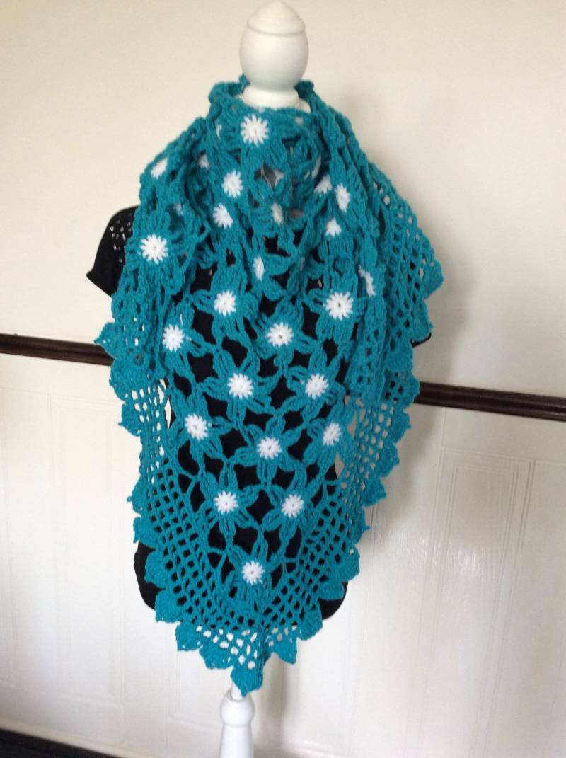 Türkisfarbener Blumenschal Türkisfarbener Blumenschal von Designsbyjacquelines