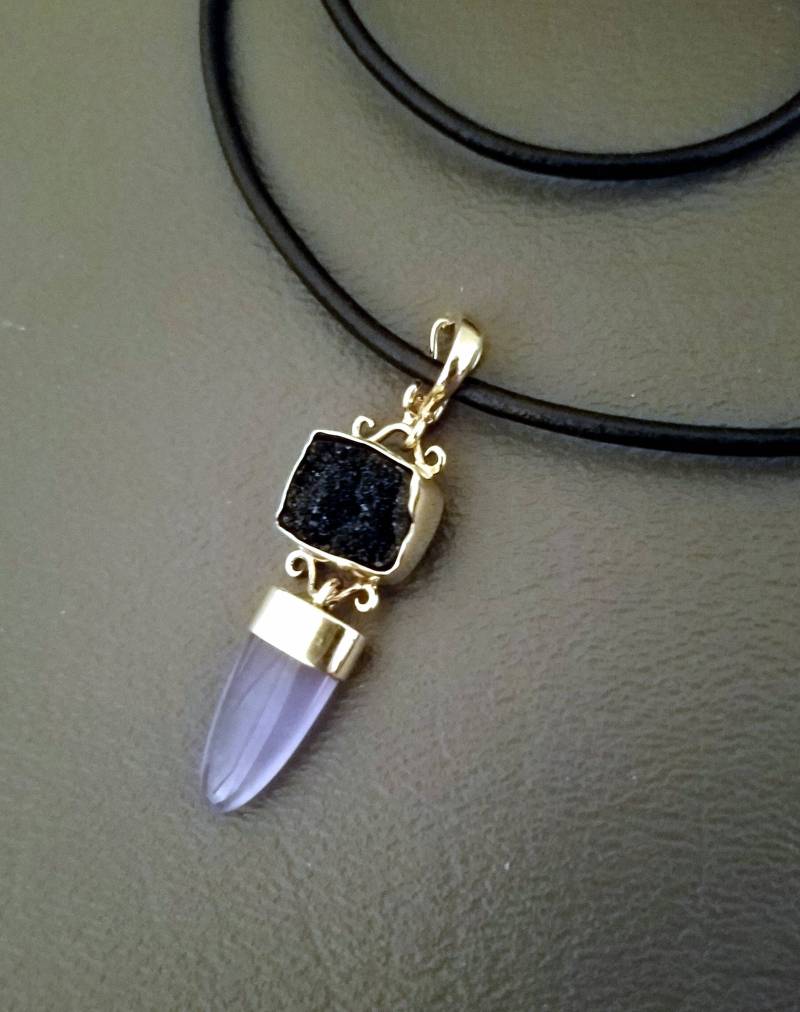 Blaue Chalcedon Und Schwarz Drusy Gelbgold Anhänger von Designsbylindabickel