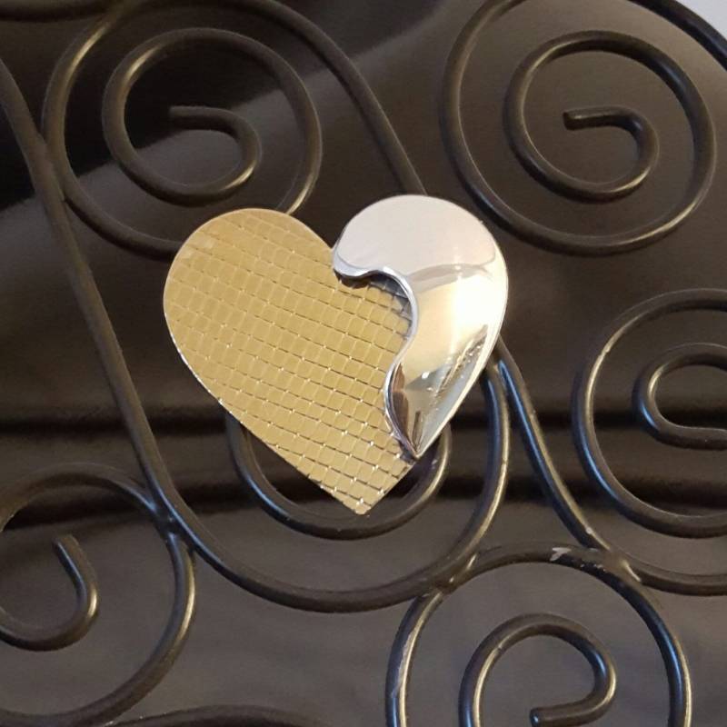 Gelbgold Und Sterling Silber Puffed Herz Pin/Brosche von Designsbylindabickel