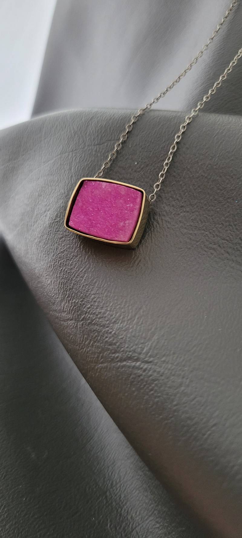 Pink Colbalto Calcit Druse Anhänger in Gelbgold von Designsbylindabickel