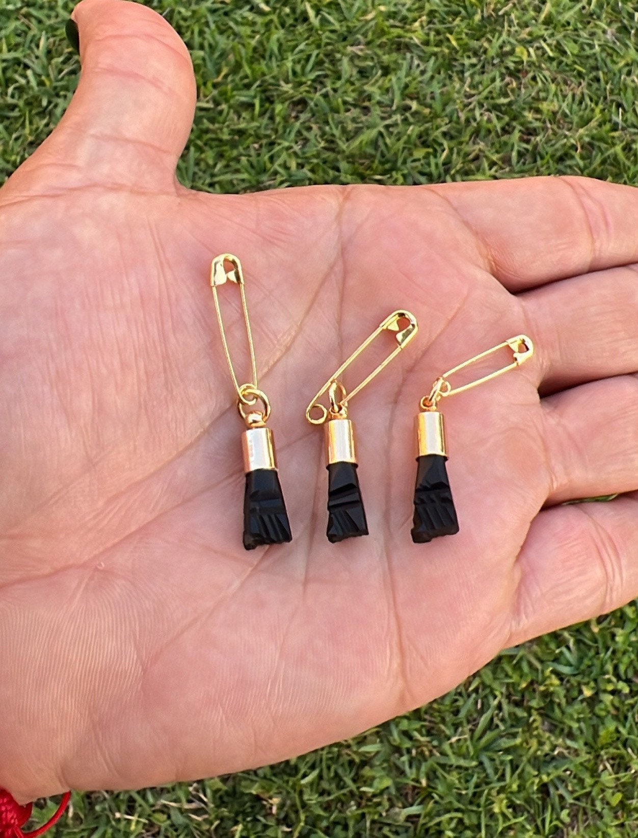 Azabache Anstecknadel Anhänger Baby Anhänger Mal De Ojo Baby Schutz Anstecknadel Amulett Für Azabach Azabache Anstecknadel Anhänger Baby Anhänger Mal De Ojo Baby Schutz Anstecknadel Amulett Für Azabach von Designsbylulu7
