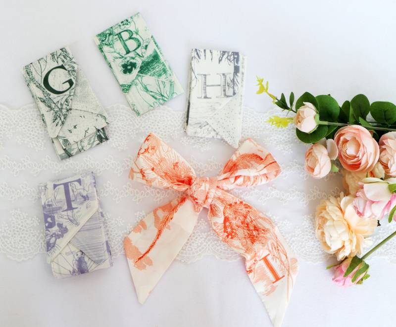 Buchstabe Handtasche Schal, Brautjungfer Dusche Geschenke, Geschenk, Geldbörse Initial Band Haar, Geschenk Tasche Alphabet Geschenkkorb von DesignshCrafts