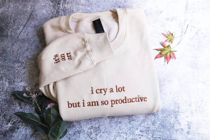 Ich Weine Viel, Aber Ich Bin So Produktives Besticktes Sweatshirt, Mädchen-Sweatshirt von DesigntoDelightCA
