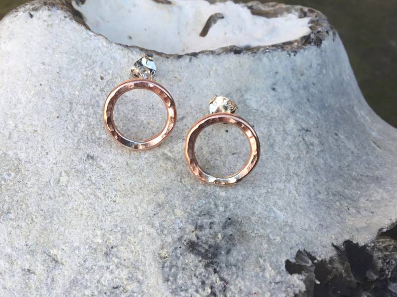 Gehämmert Kreis Kupfer Ohrringe, Offene Ohrstecker, Reifen Herren Ohrringe von Designvonmerrill