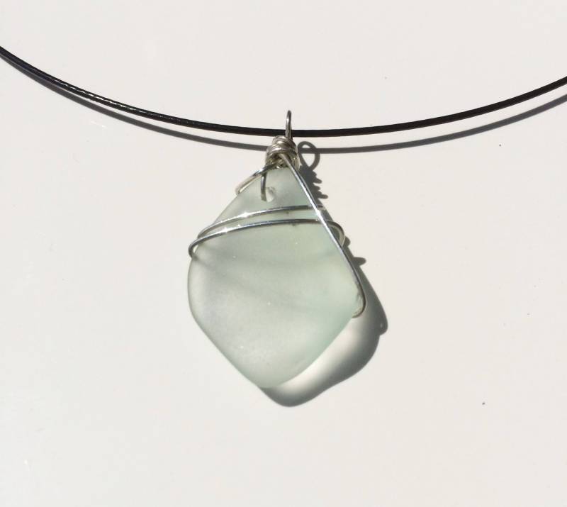 Gefrostete Weiße Seeglas Anhänger Halskette Gefrostete Weiße Seeglas Anhänger Halskette von DesignzbyDanni