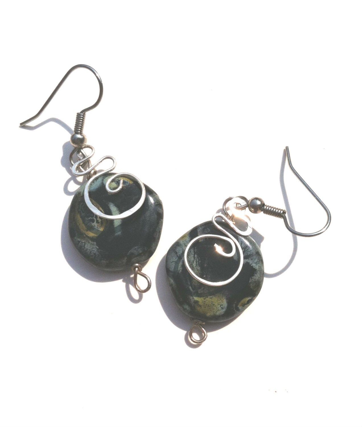 Gehämmerte Argentium Swirl Schwarze Ohrringe Gehämmerte Argentium Swirl Schwarze Ohrringe von DesignzbyDanni