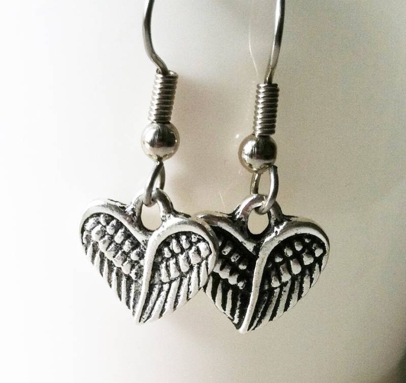 Zinn Herzförmige Engelsflügel Ohrringe von DesignzbyDanni