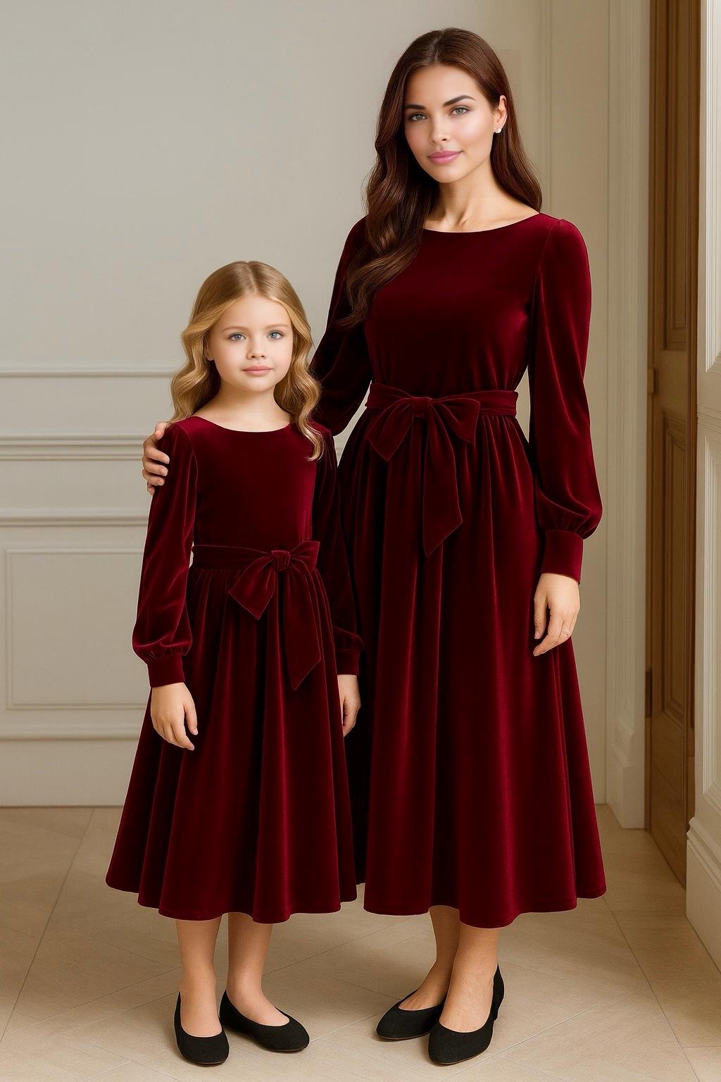 Mama Tochter Passendes Kleid, Burgunder Samtkleid, Samt Blumenmädchen Baby Mädchen Kleinkind Samtkleid von DesirCouture