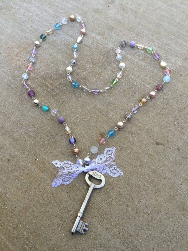 Vintage Skelett Schlüssel Halskette | Umfunktionierthalskette Skelett-Schlüssel Einzigartiges Geschenk Anhänger Weiße Spitze Schleife Perlen von DesireeFranke