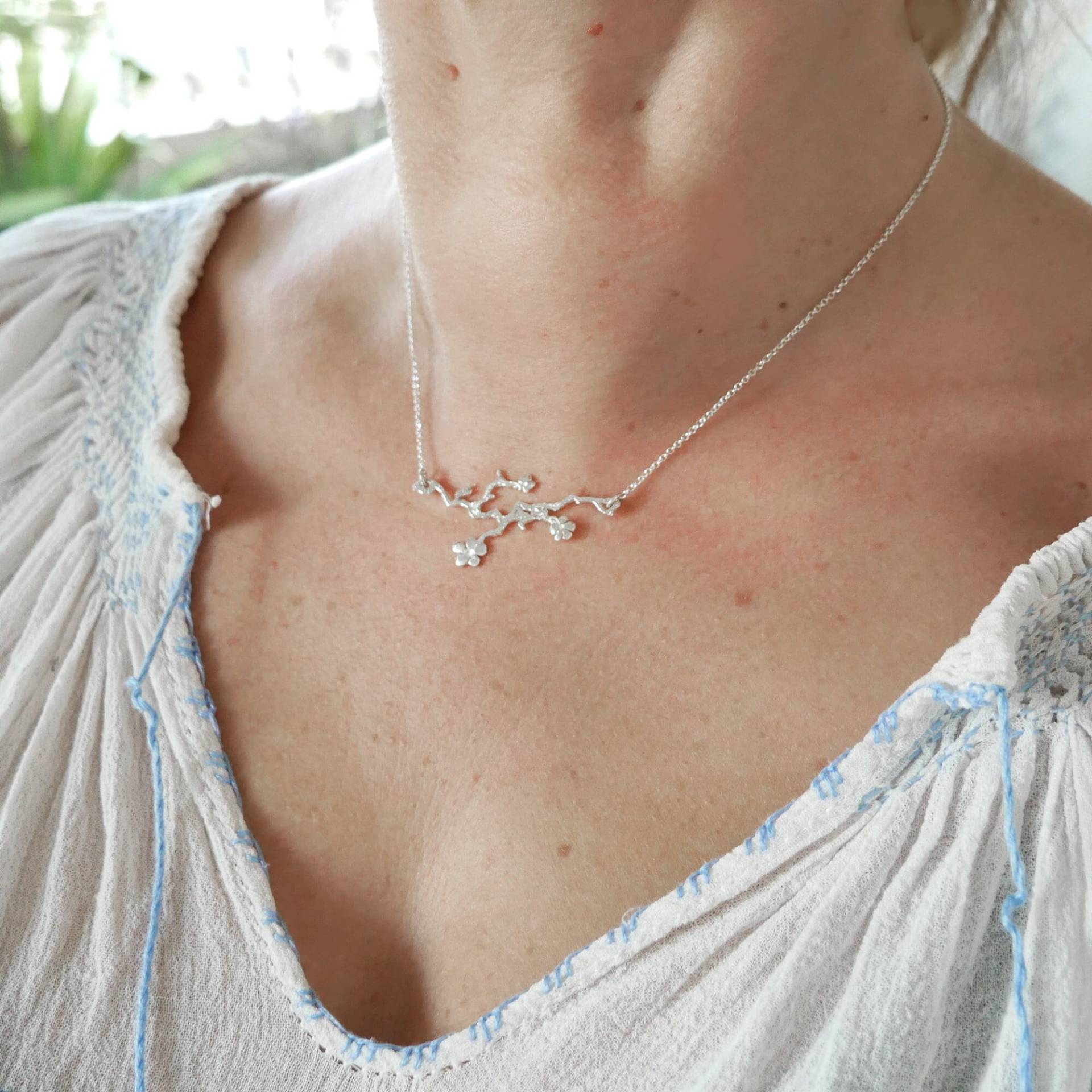 925 Silber Halsband Prunus Kirschblüten Längenverstellbar, Feinsilber Sakura Damen Halskette, Kurze Kirschzweig Halskette von DesireeSchmidtParis