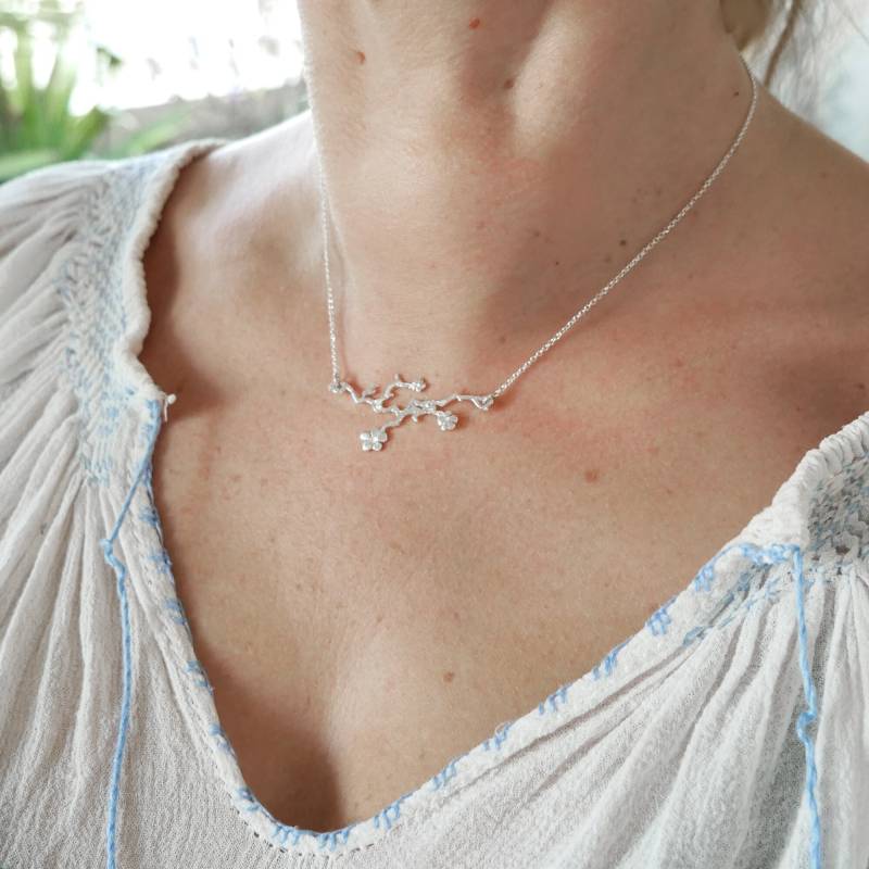 925 Silber Halsband Prunus Kirschblüten Längenverstellbar, Feinsilber Sakura Damen Halskette, Kurze Kirschzweig Halskette von DesireeSchmidtParis