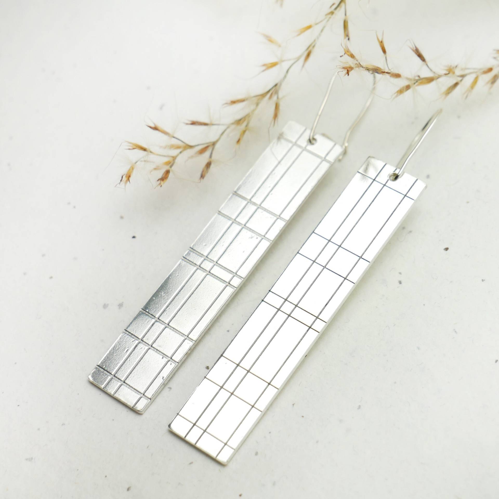 Lange Kilt-Ohrringe Aus 925/1000-Silber, Grafisch Und Leicht, Für Damen von DesireeSchmidtParis