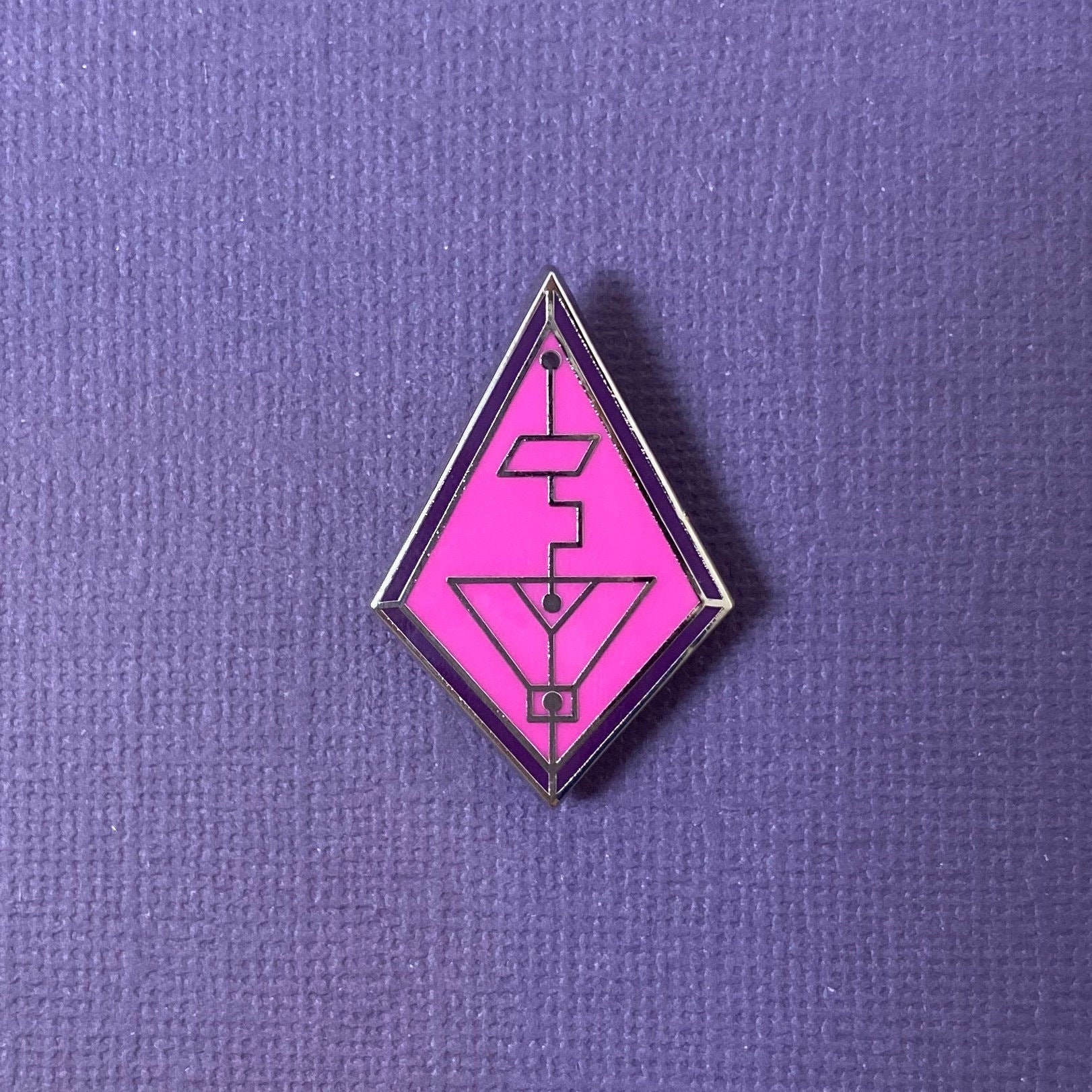 Hordak "Luvd" Emaille Pin von DesnaaDesigns