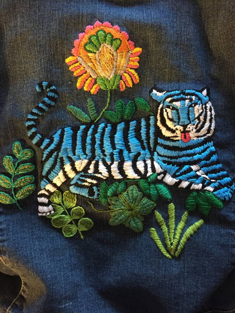 Handbestickte Blaue Tiger Jeansjacke, Große Größe Damen Jeans Bestickt von DessertFirstDesigns